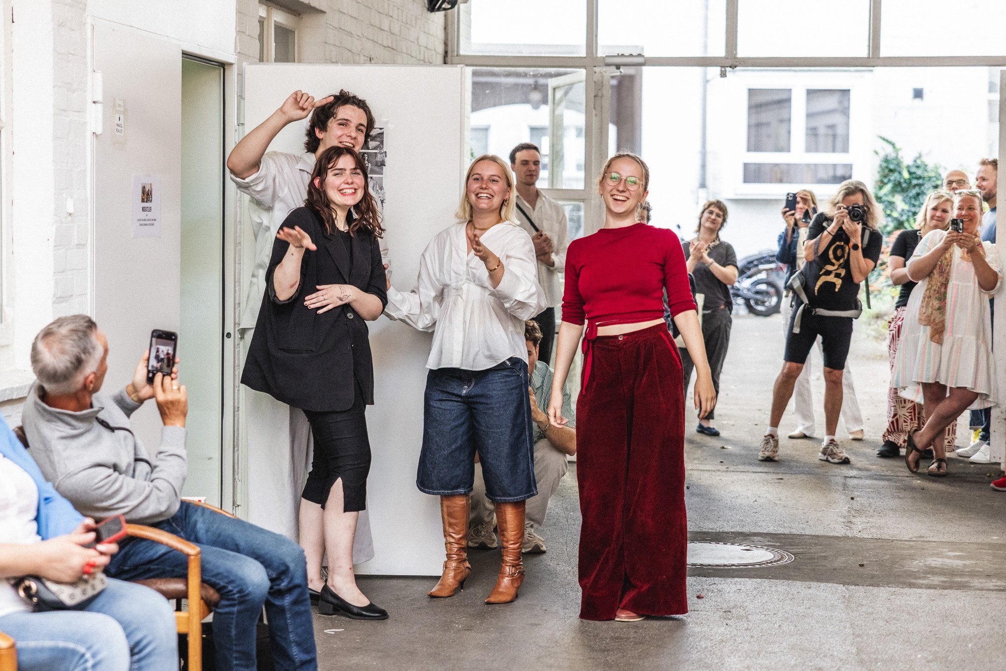 Gäste und Models nach der Show