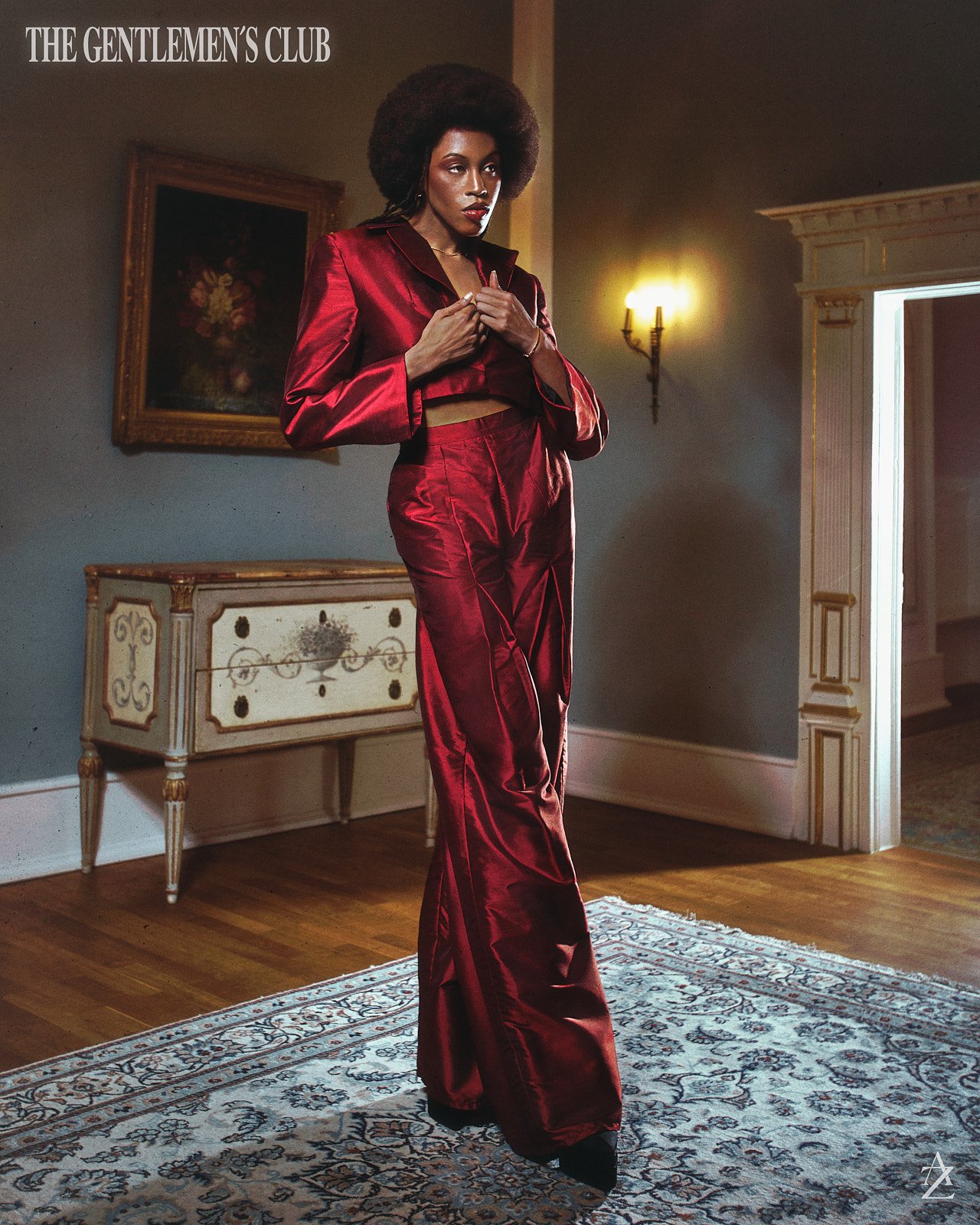 Roter Couture-Anzug im eleganten Raum