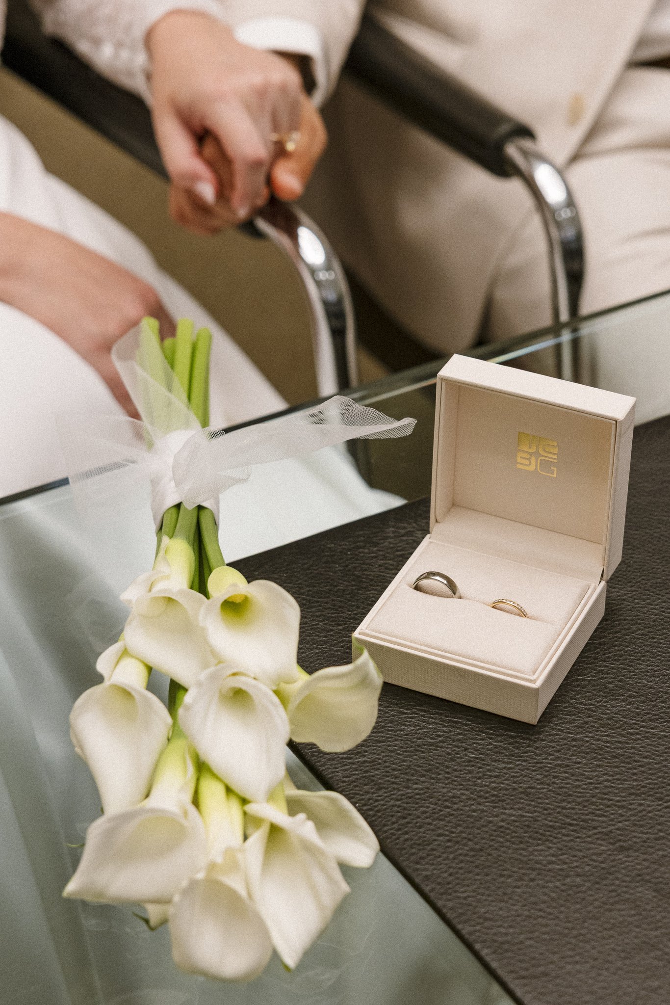 Eheringe in der Schatulle neben Callas