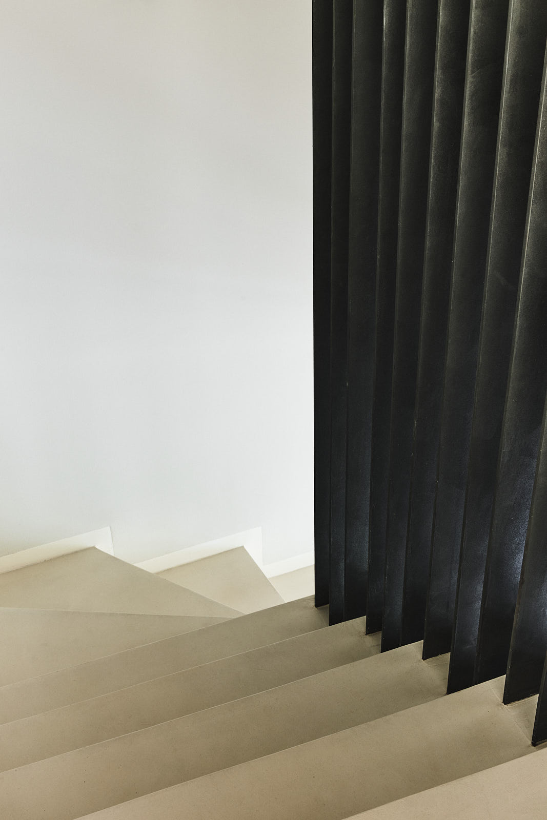 Treppe mit schwarzen Lamellen
