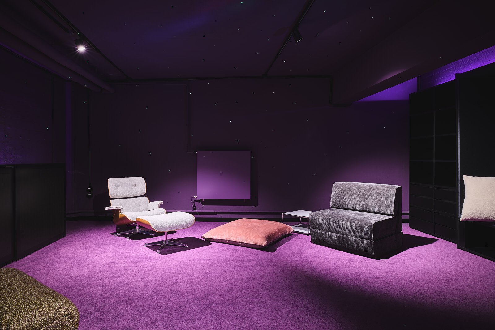 Raum mit violettem Licht und Lounge Chair