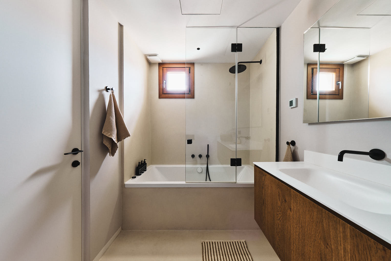 Badezimmer mit Holzwaschtisch