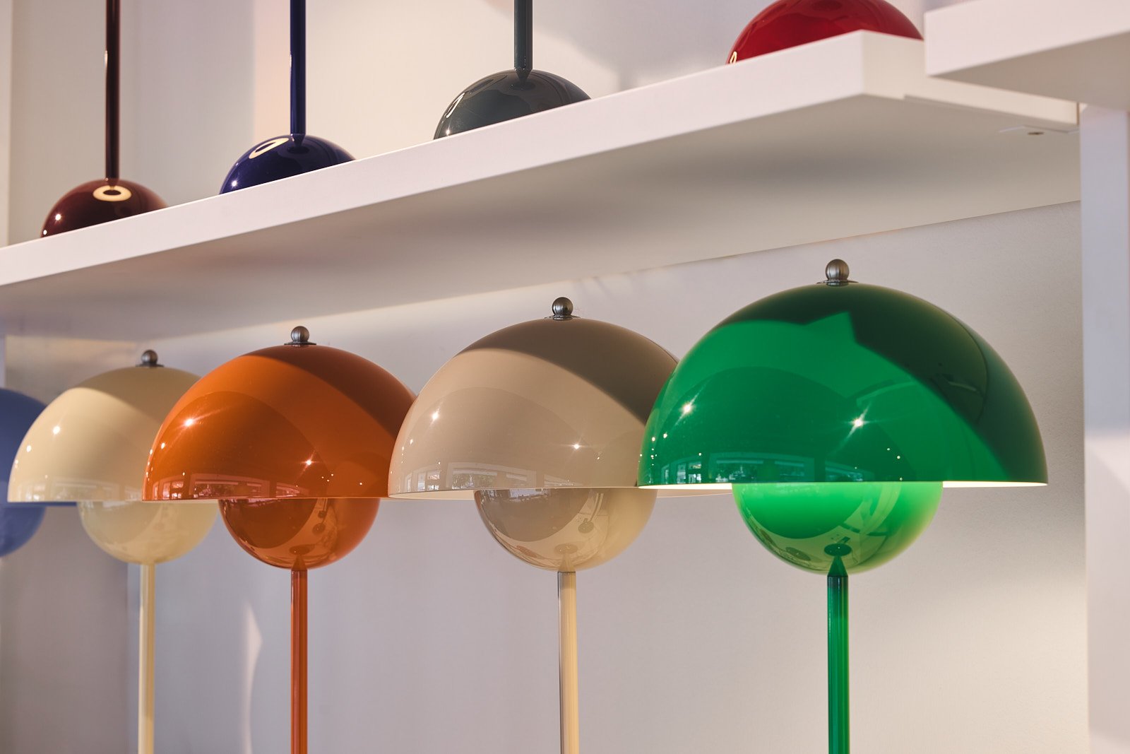 Bunte Pendelleuchten in einer Reihe