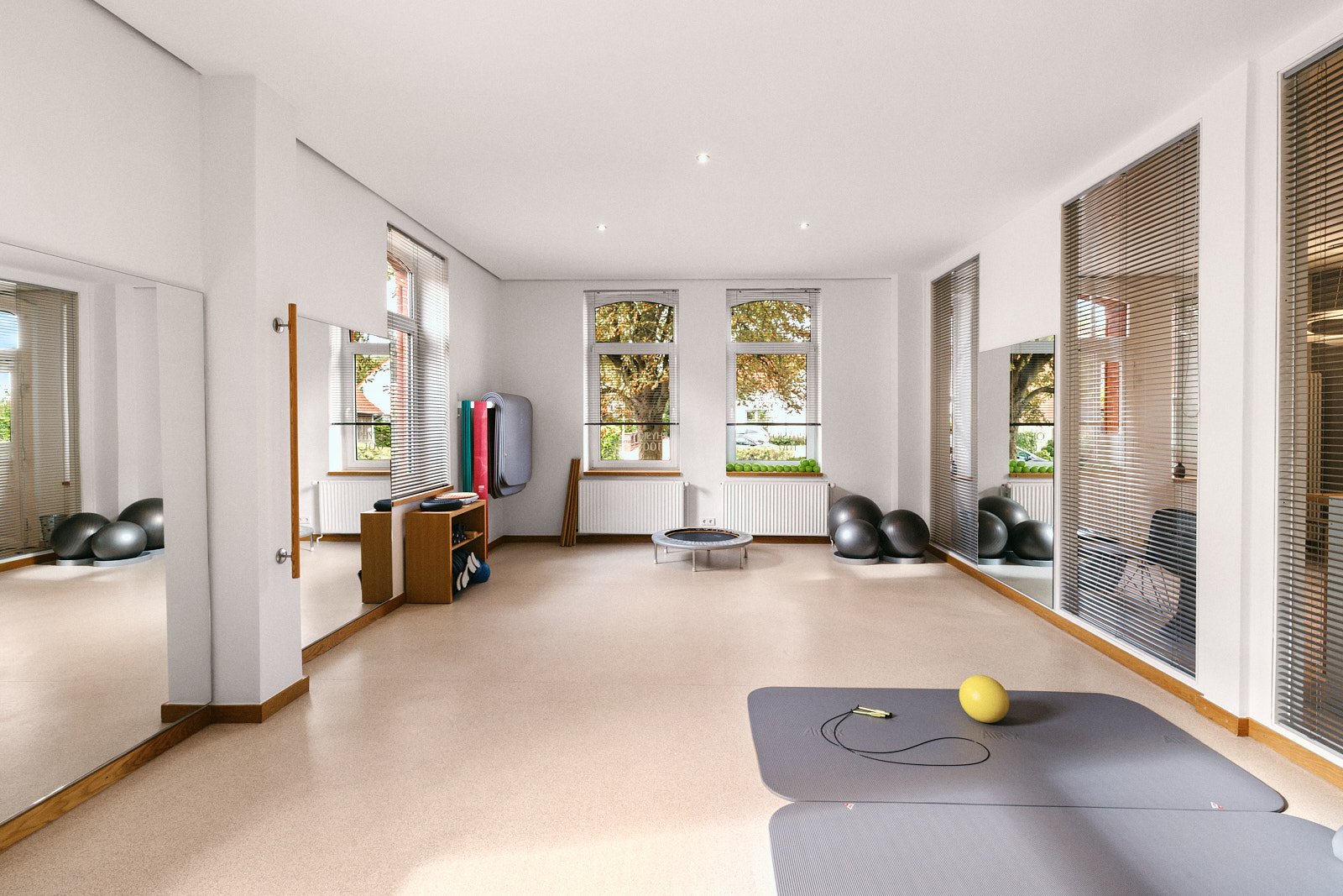 Trainingsraum mit Fenstern