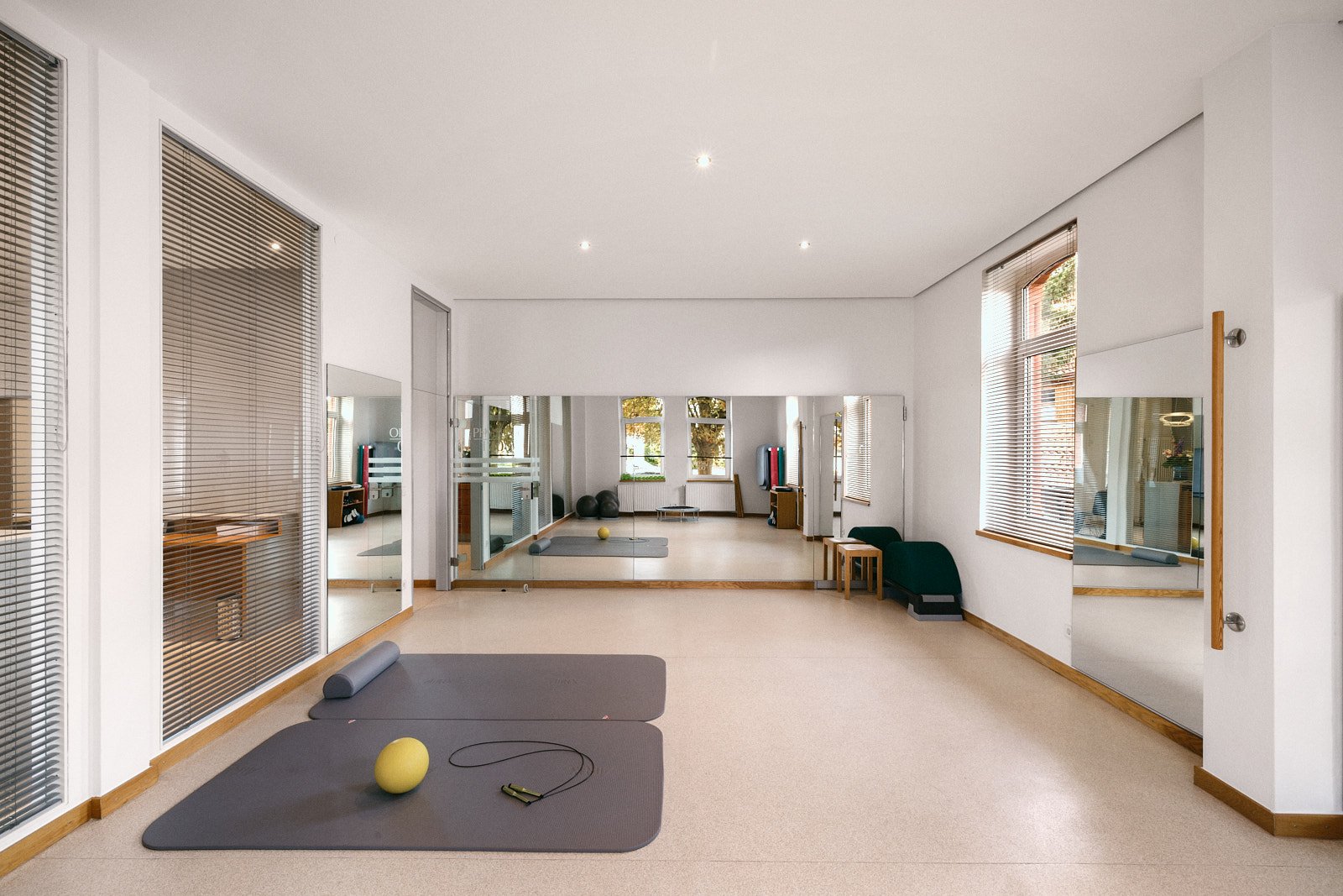 Heller Trainingsraum mit Matten