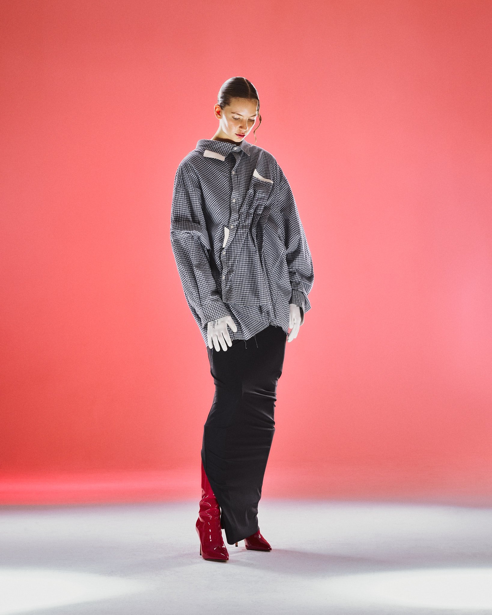 Graues Oversize-Hemd, langer schwarzer Rock, rote Stiefel