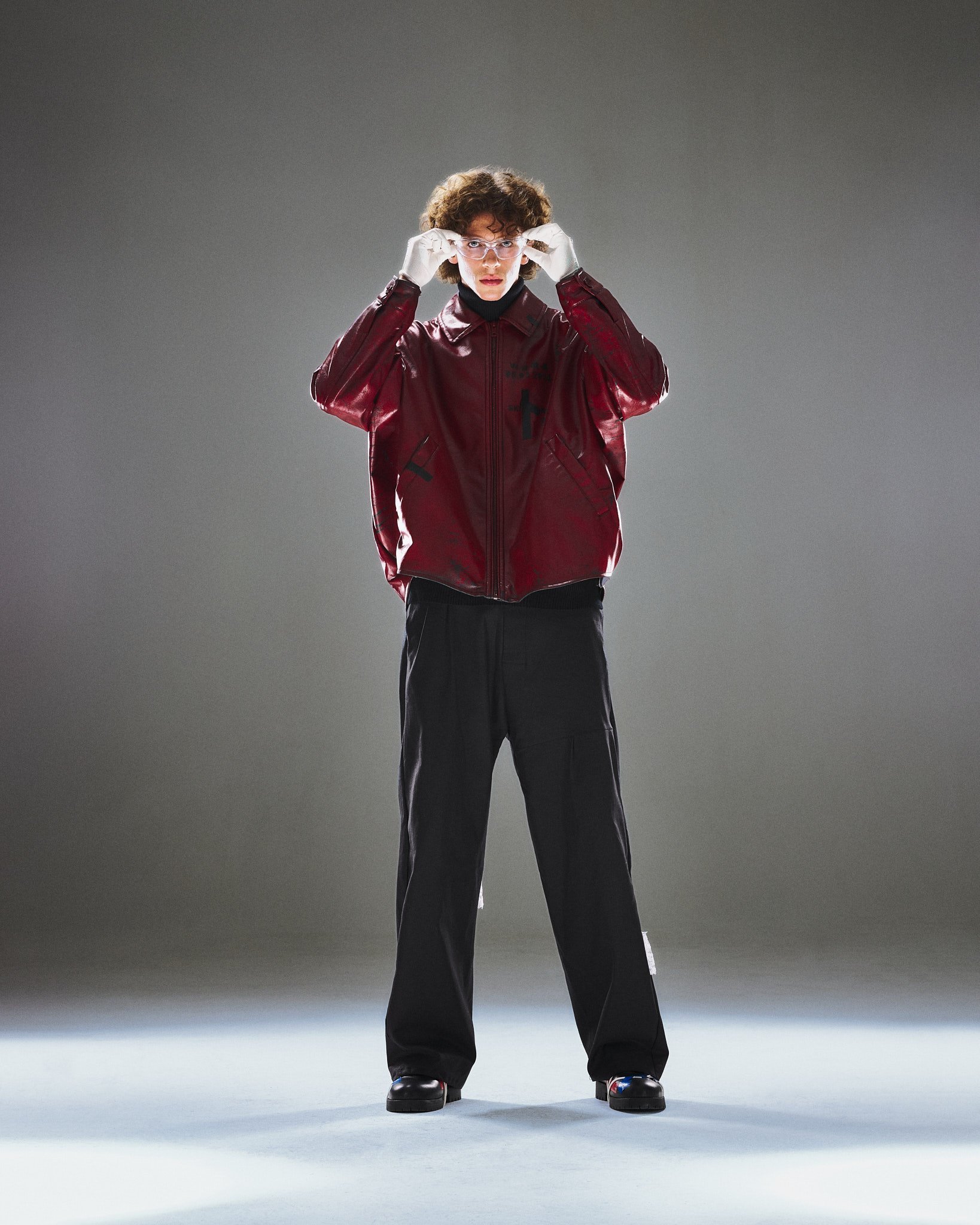 Rote Bomberjacke mit weißer Sonnenbrille
