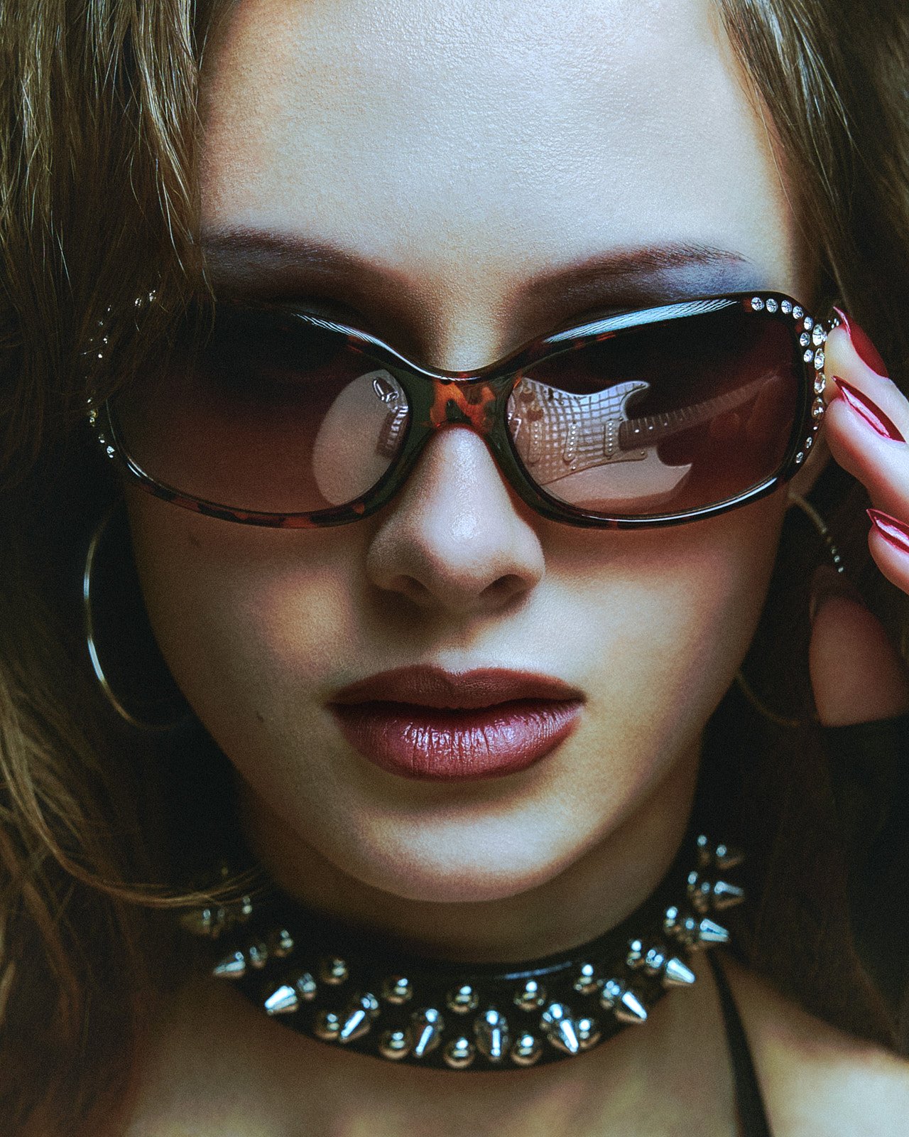 Sonnenbrille und Nietenchoker in Nahaufnahme
