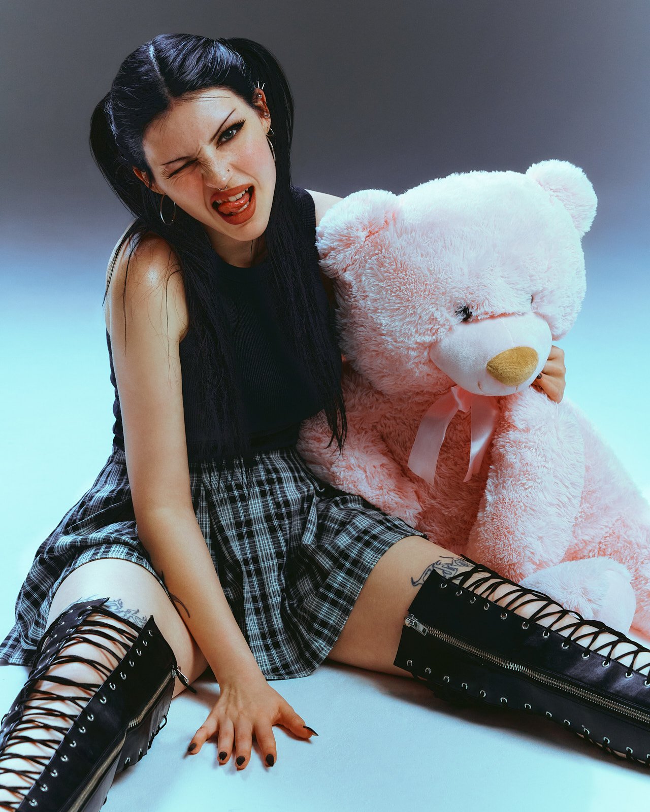 Karorock und schwarze Stiefel mit rosa Riesenteddy