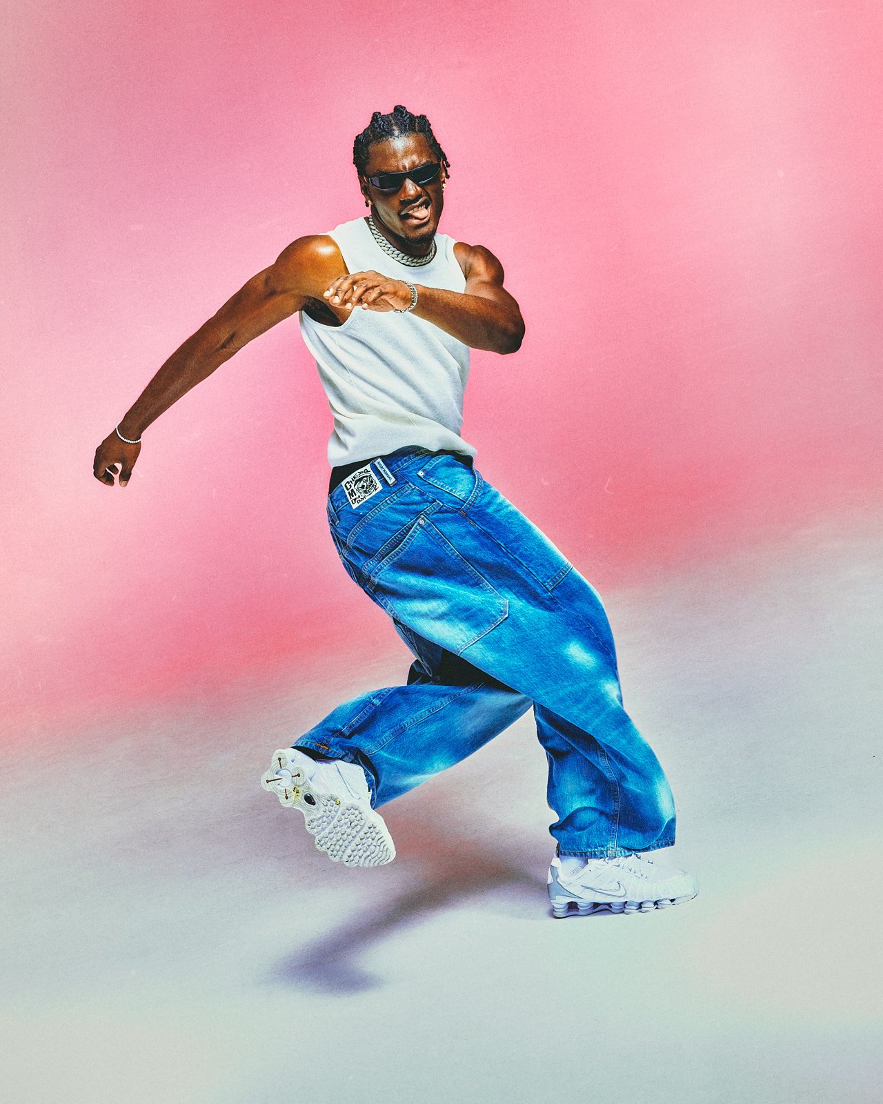 Ibo Ouro-Bodi in Tanzpose vor pinkem Studiohintergrund
